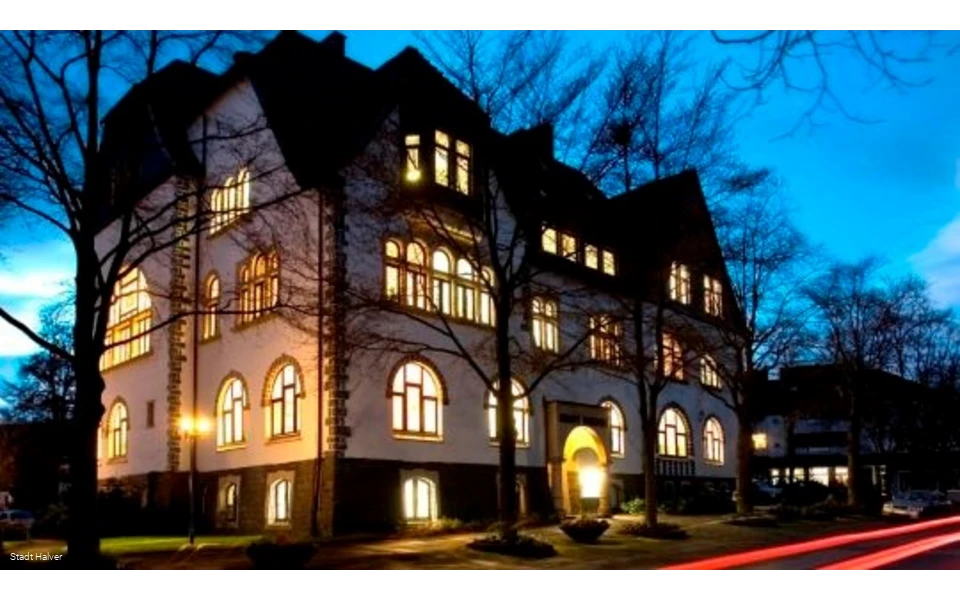 Das Halveraner Rathaus in der Dämmerung