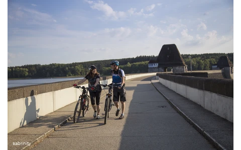 Radfahrer auf der Staumauer