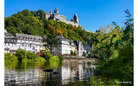 De Lenne in Altena met huizen en Burg Altena op de achtergrond