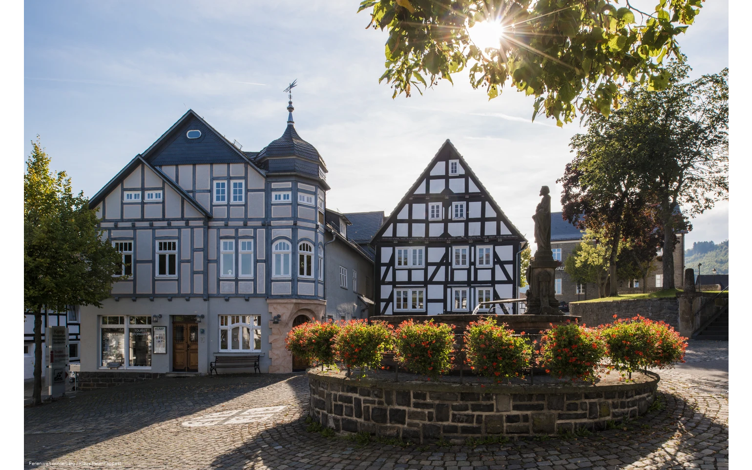 ferienweltwinterberg_2017_hallenberg-ortsmitte-brunnen-kump-fachwerk-altstadt_herbst-20