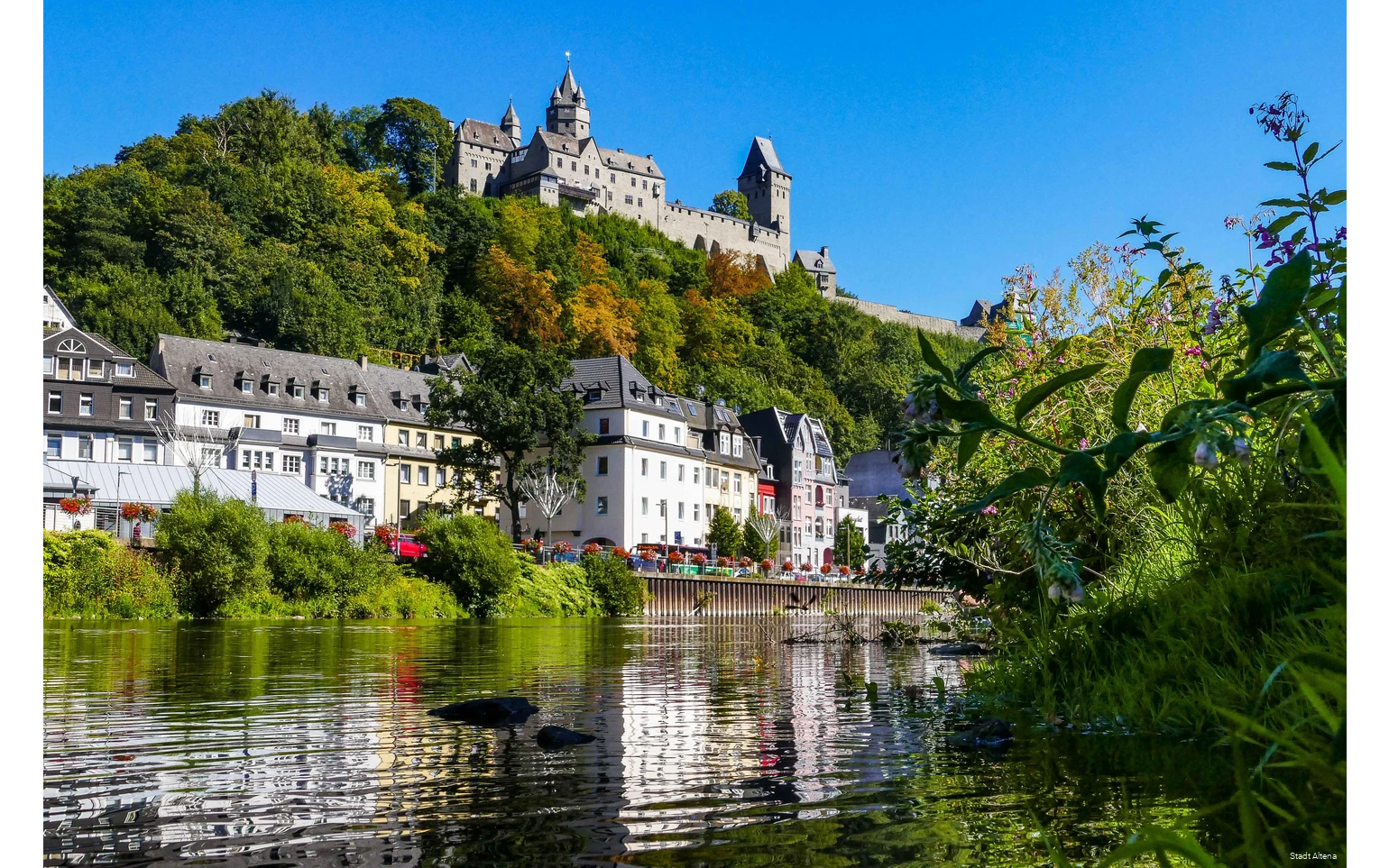 De Lenne in Altena met huizen en Burg Altena op de achtergrond