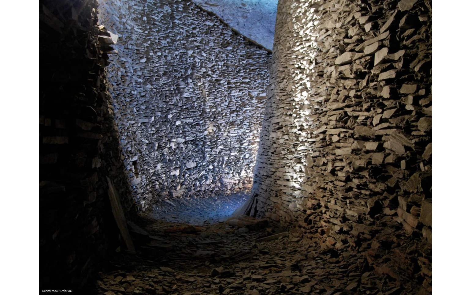 imposante Schieferwand im Schieferbau Nuttlar