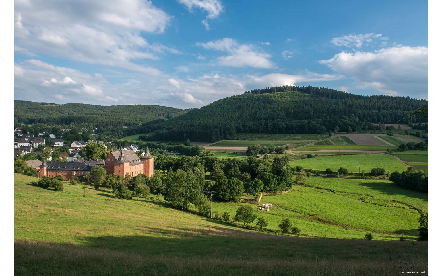 Blick-auf-dei-Adolfsburg-in-Oberhundem