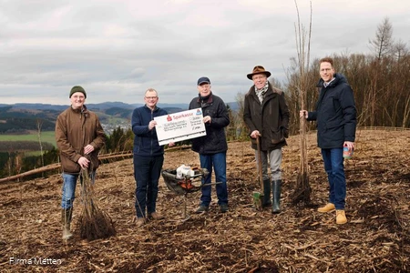 Handover of donations and planting of the first plants as part of the Metten company's planting campaign.