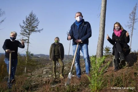 De Kirchhoff Groep plant bomen in de buurt van de locaties van zijn fabrieken. Op de foto van links: Prof Thomas Kirchhoff, stadsboswachter Julia Borghoff, Wolfgang Kirchhoff en Friederike Kirchhoff.
