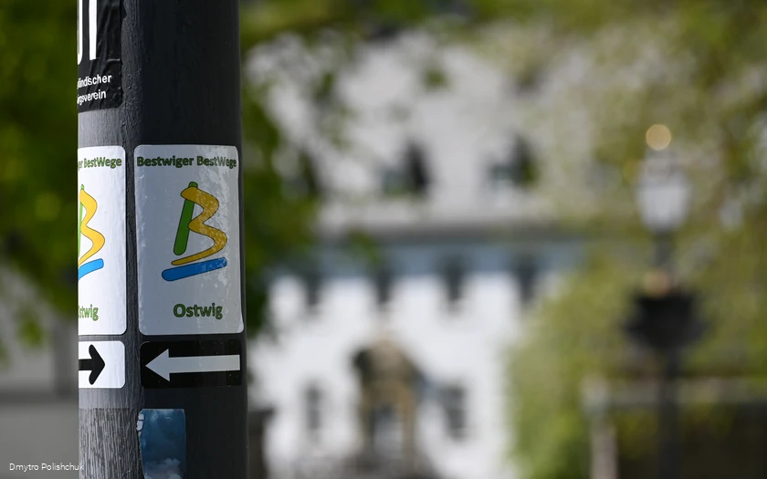 Wegweiser Bestwiger BestWeg Ostwig am Marktplatz in Ostwig