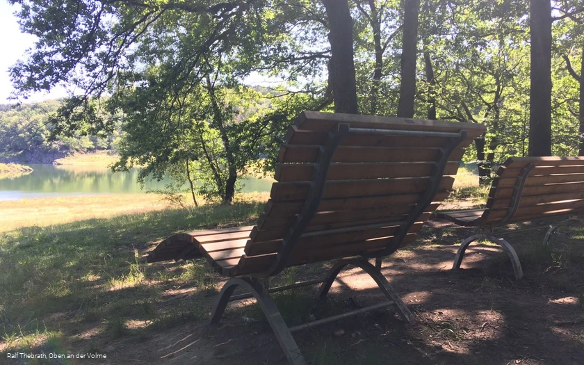 Waldsofas laden zur Erholung ein