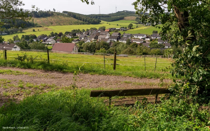 Bank mit Blick auf Rahrbach