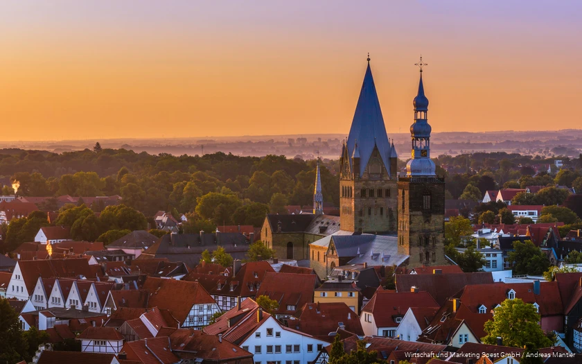 Luchtfoto van Soest met kerk in het centrum en oranje lucht bij zonsondergang