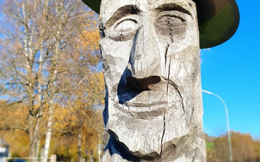 Kunst am Wegesrand - die Kantenköppe in Meschede-Wehrstapel