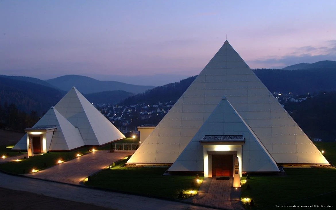 Blick auf die beleuchteten Sauerland-Pyramiden am Abend.