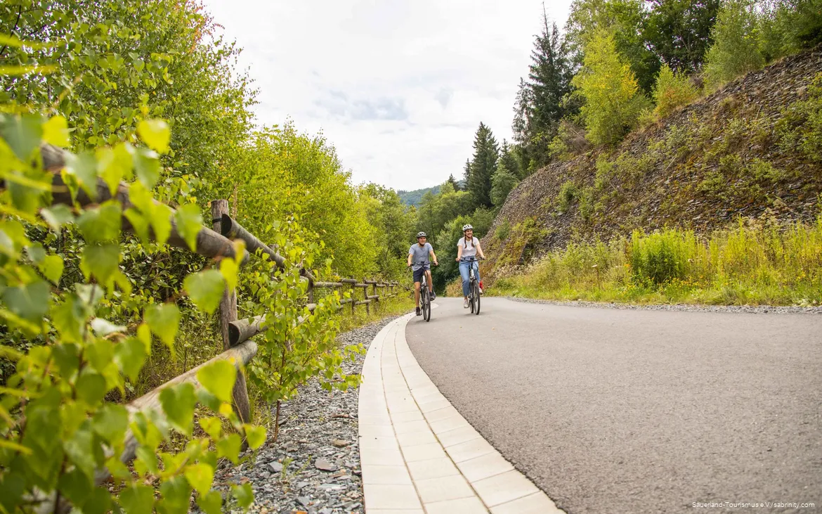 Fietser op een fietspad in Sauerland.