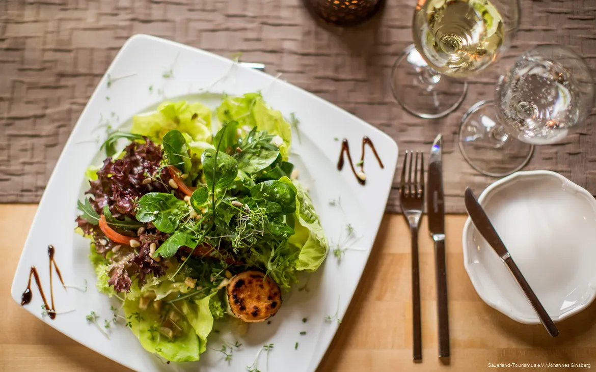 Verse groene salade op een bord in een restaurant.