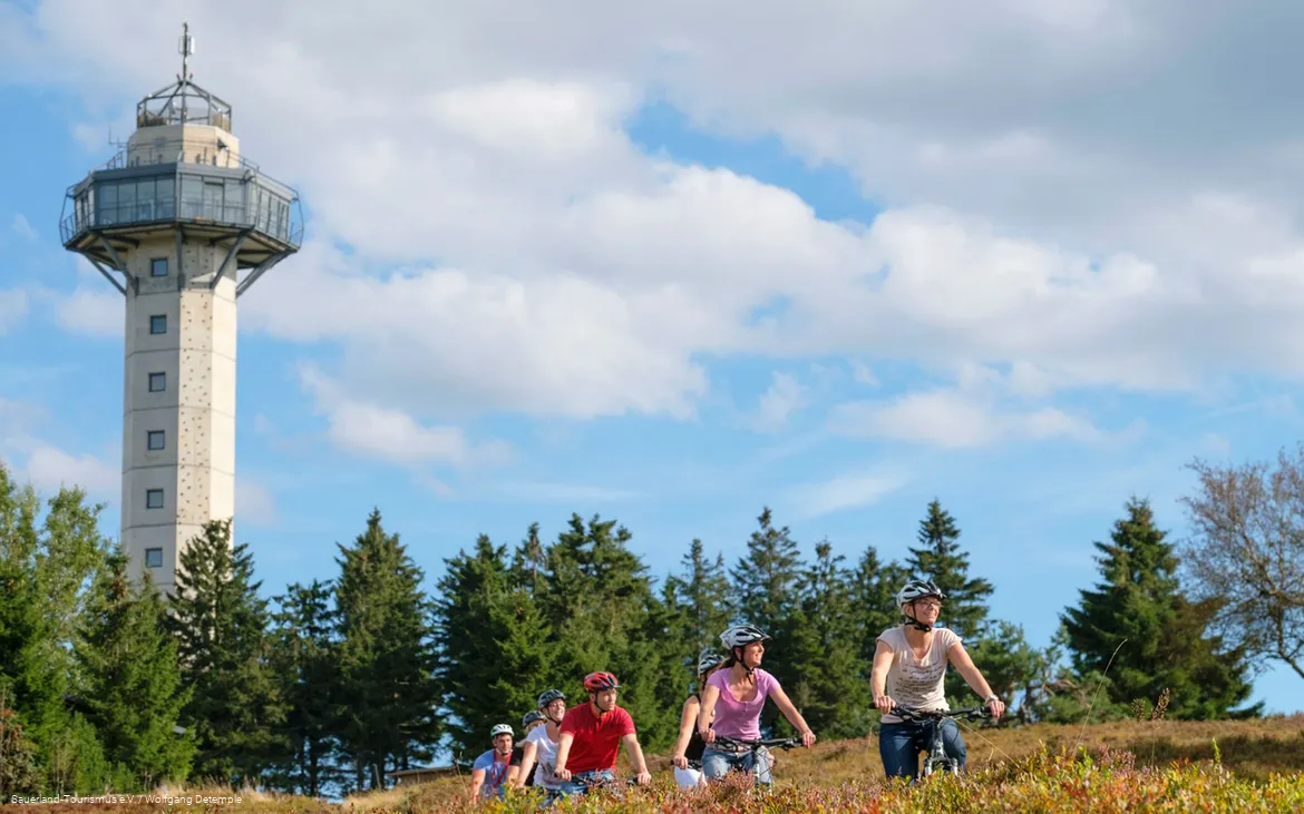 Cyclist on the Ettelsberg with Hochheideturm tower.