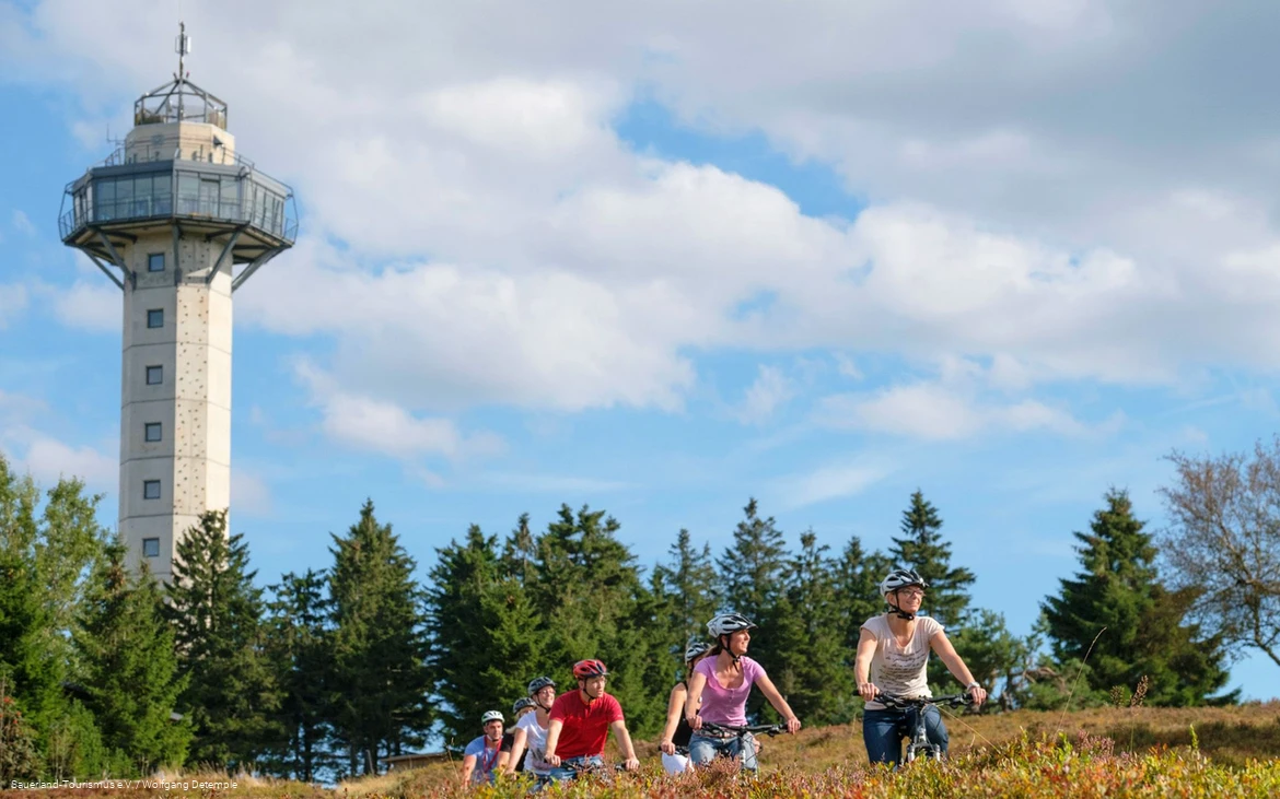 Radfahrer unterwegs auf dem Ettelsberg mit Hochheideturm.