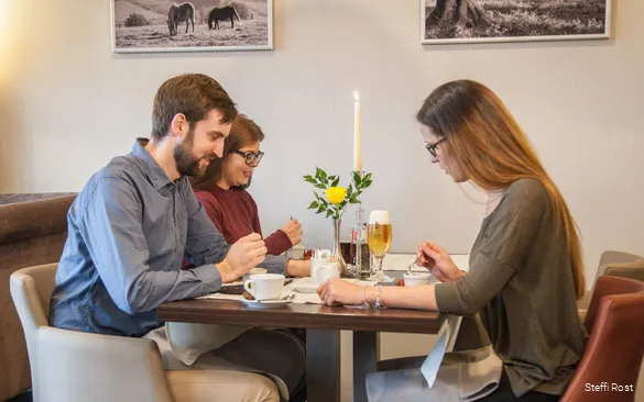 Geniet van regionale lekkernijen in de VELTINS Lounge.