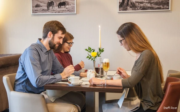 Geniet van regionale lekkernijen in de VELTINS Lounge.