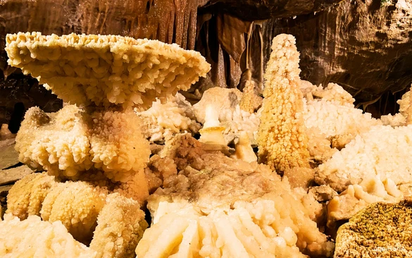 Nahmaufnahme von Formationen in der Atta-Höhle