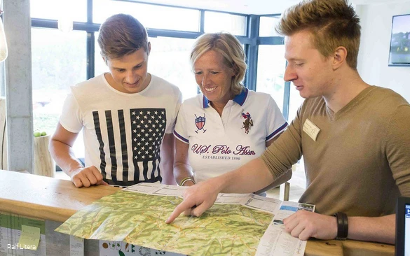 Junior manager Robin Steinberg explains the route to guests.