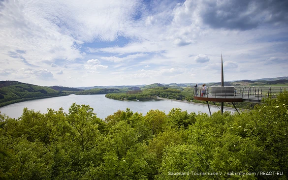 Uitzicht op de Skywalk Biggeblick boven de Biggesee.
