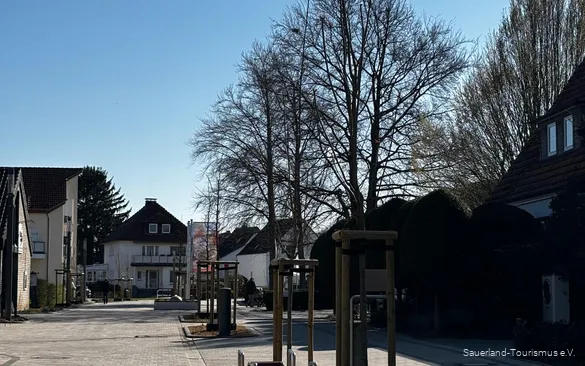 Die Kurpromenade in Bad Westernkotten mit Stationen rund um Gesundheit und Moor