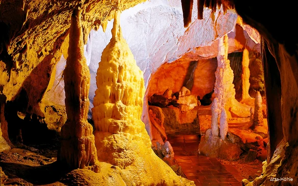Einblick in die Atta-Höhle mit Stalaktiten und Stalakmiten