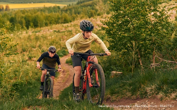 Mountainbikers op pad bij TrailGround Brilon.