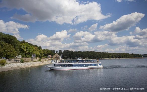 Möhnesee op een zomerse dag met een passagiersboot vol mensen in het midden