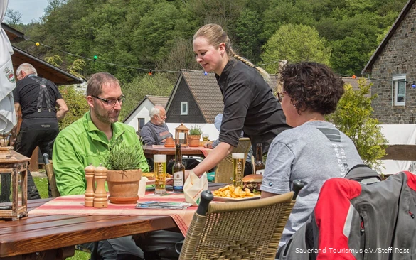 Het eten wordt buiten geserveerd.