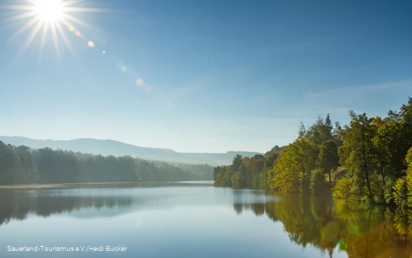 Strahlender Sonnenschein über dem See.