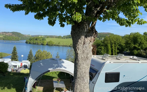 Een camping direct aan de Biggesee. Kamperen met je hond op de camping in de wijk Olpe.