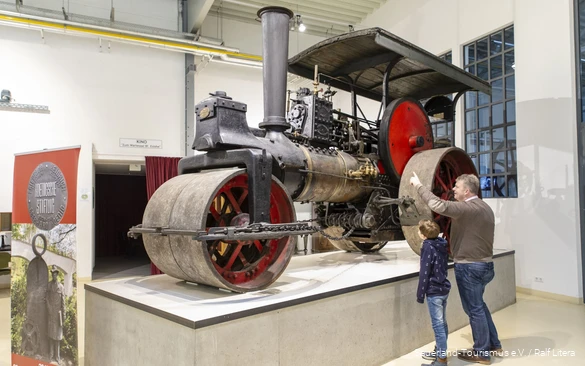 Vater mit Sohn im DampfLandLeute Museum in Eslohe.