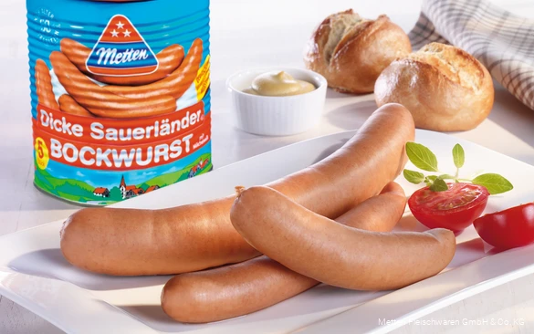 Close-up of the Dicke Sauerland Bockwürste with can in the background