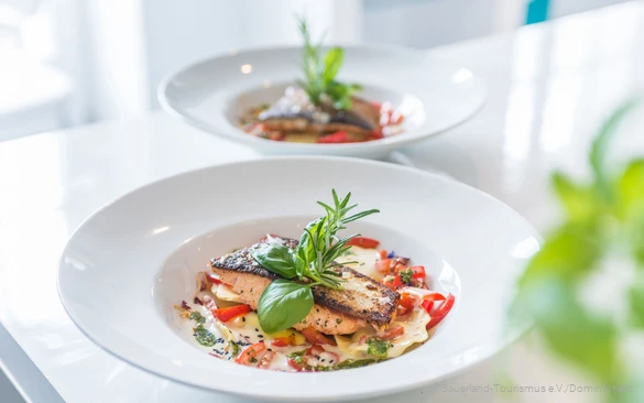 Heerlijke visschotel geserveerd op een bord.