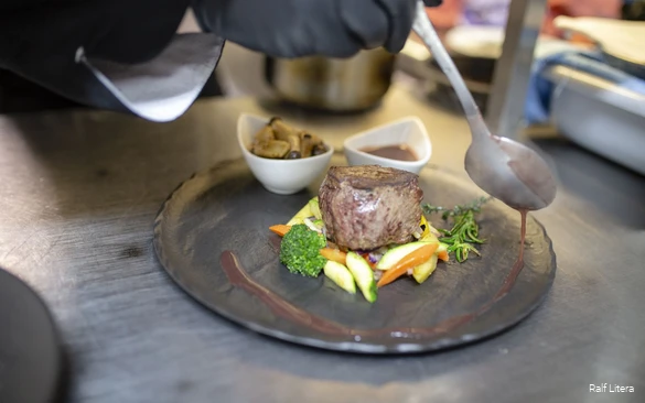 Het eten wordt geserveerd.