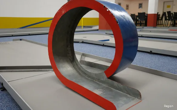 Mini golf course with loop