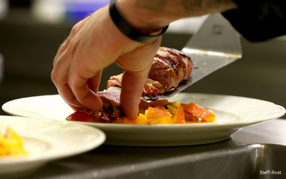 Het eten wordt geserveerd.