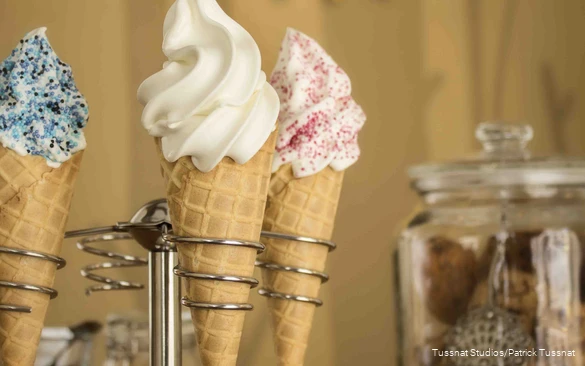 Drie ijshoorntjes in een standaard.