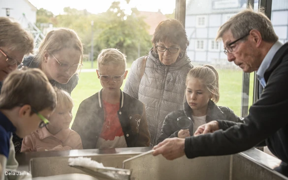 Boiling hut Westfalen Salzwelten_10.2022_Delia Jaekel_Salzsieden mit Dieter.JPG
