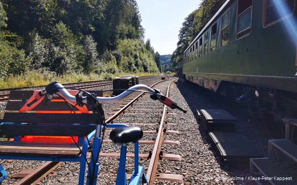 Een trolley staat op de rails.