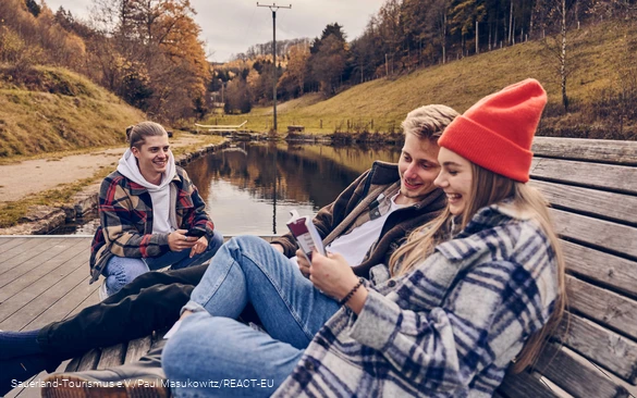 Freundesgruppe draußen am See.