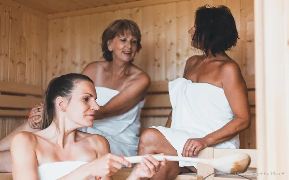 Een groep vrouwen in de sauna.