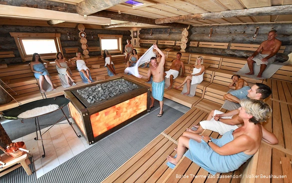 Gasten genieten van een sauna in de Börde Therme.