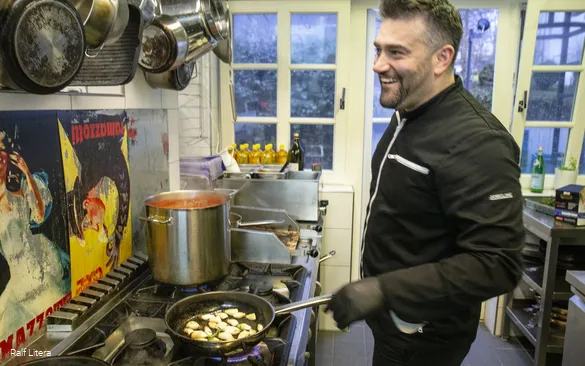 Chef-kok Altin in actie.