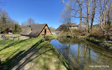 Das Geländer der Wendener Hütte auf einen Blick mit verschiedenen alten Gebäuden und dem Teich.