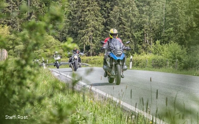 Motorrijder op een landweg.