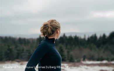Vrouw starend in de verte