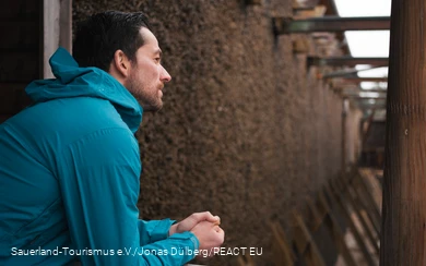 Een man haalt diep adem bij het Gradierwerk