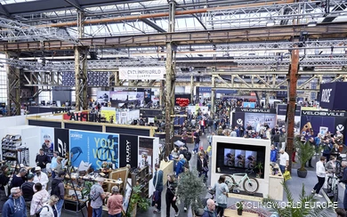 Volles Messegelände der Cyclingworld in Meerbusch in alter Industriehalle mit allerhand ausgestellten Fahrrädern und Zubehör.