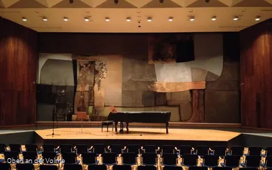 Das Saal der Stadthalle mit dem Kunstwerk im Hinte
